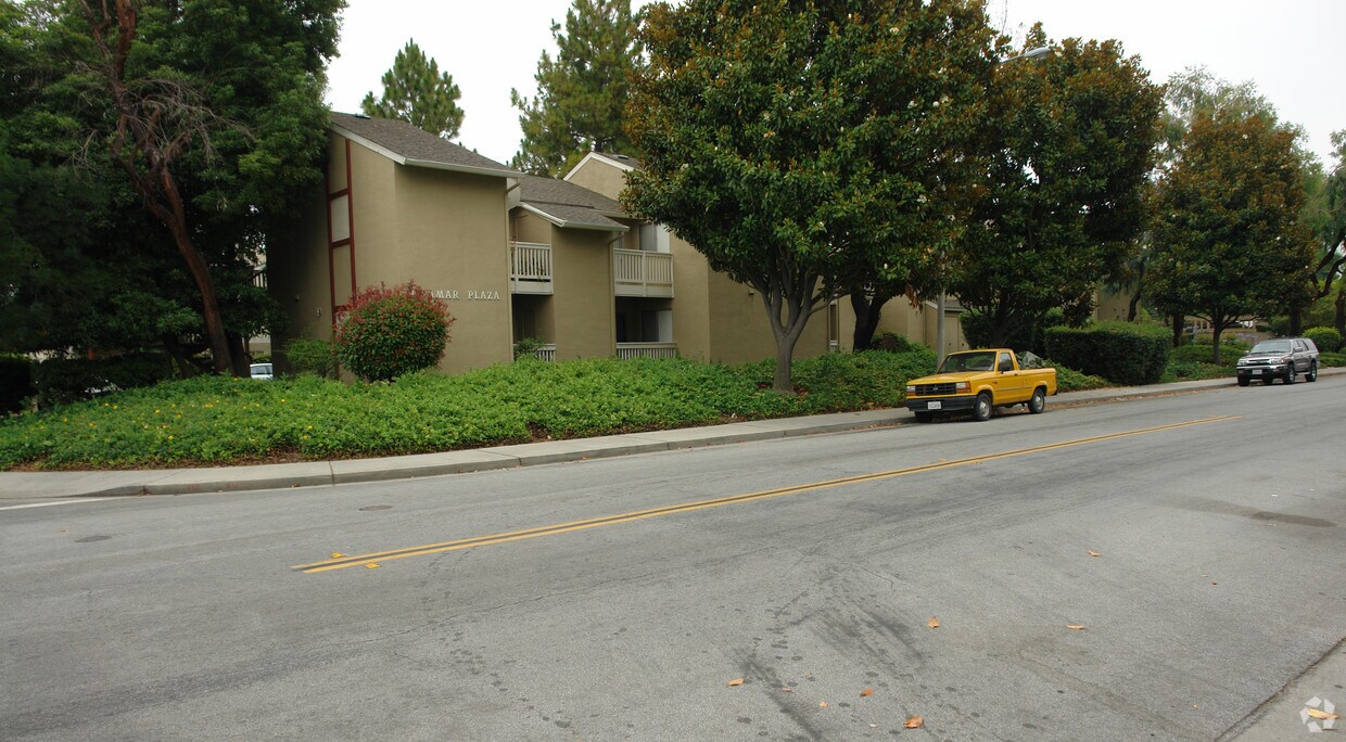 Building Photo - 888 Tamarack Ln