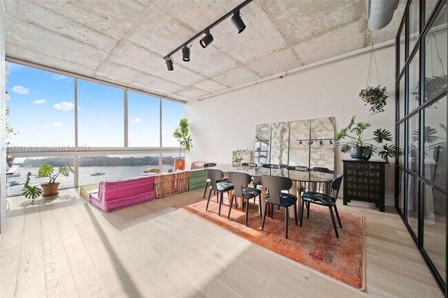 Foto del edificio - 7934 West Dr