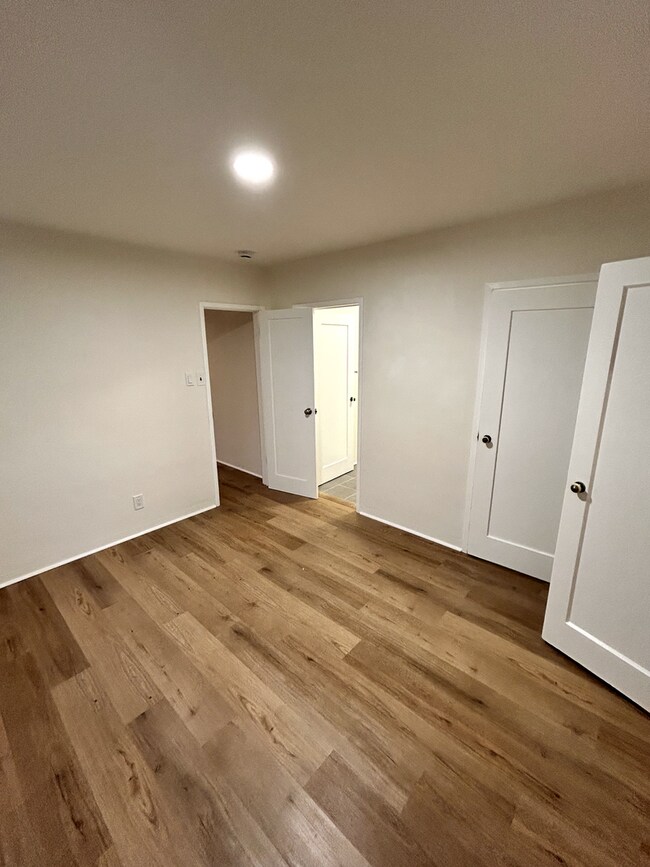 Foto del edificio - 724 Crestmoore Pl