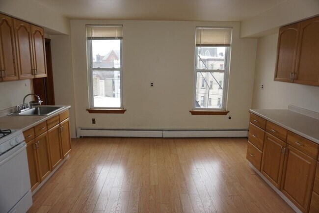 Building Photo - 545 Newark Ave