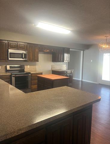 Foto del edificio - 3012 Barrington Ct