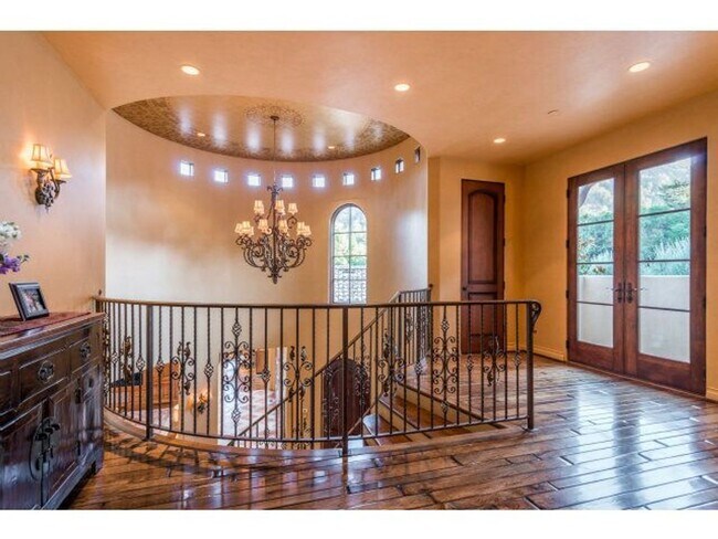 Building Photo - FABULOUS 4+ bedroom home, LAH, but close t...