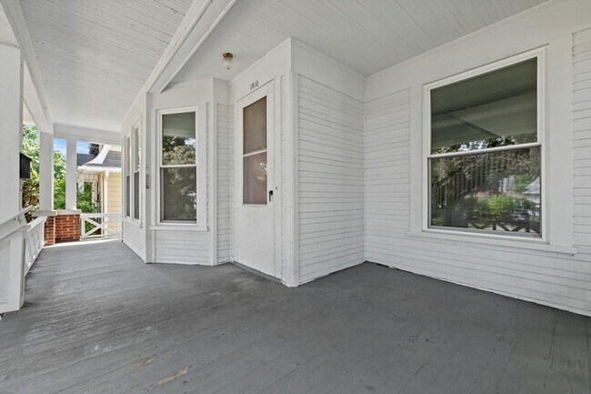 Foto del edificio - Updated 4 Bedroom Victorian on College Ave