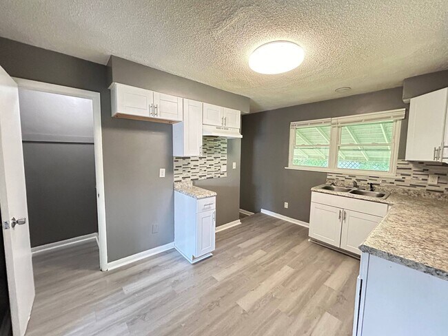 Building Photo - Rutland House ** MOVE IN SPECIAL $75 GIFT ...