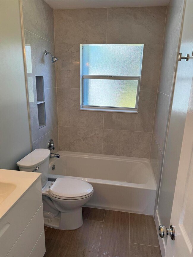 Building Photo - 926 S C St