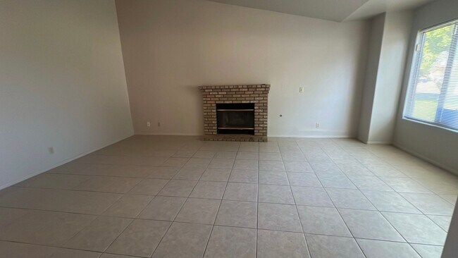 Building Photo - East Lancaster Home