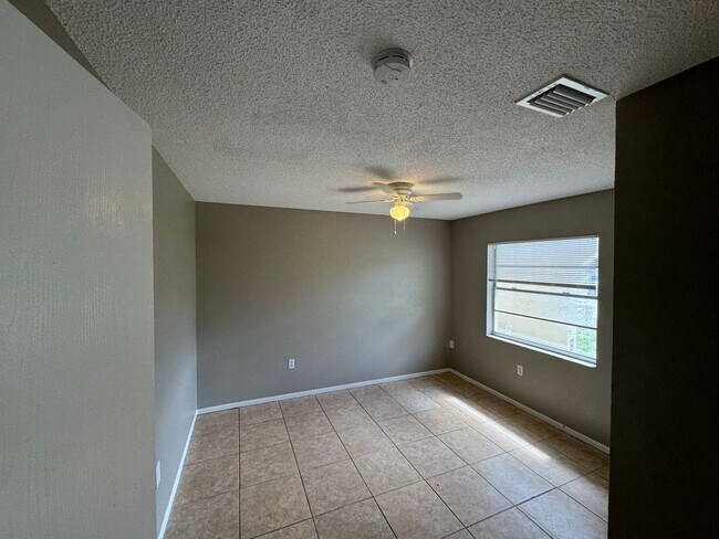 Building Photo - 4905-4907 Lake Hill Ct