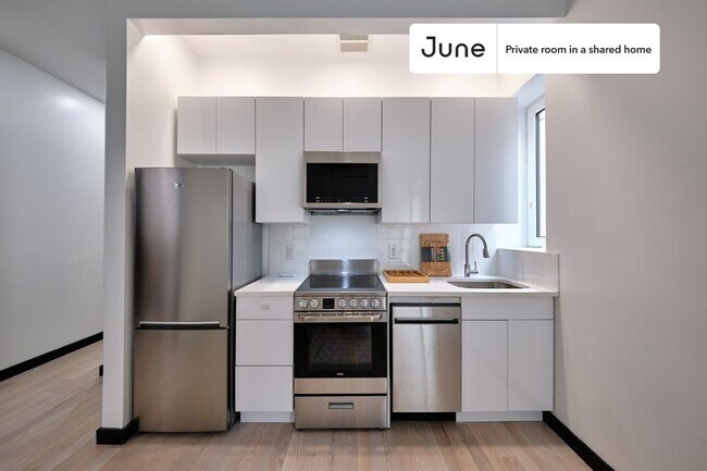 Building Photo - Private bedroom in 4 bed/4 bath Home