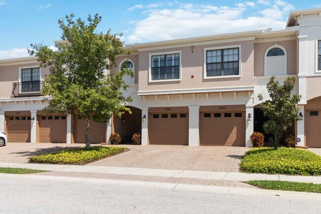 Foto del edificio - Beautiful Townhome with Garage!! Fully Rem...
