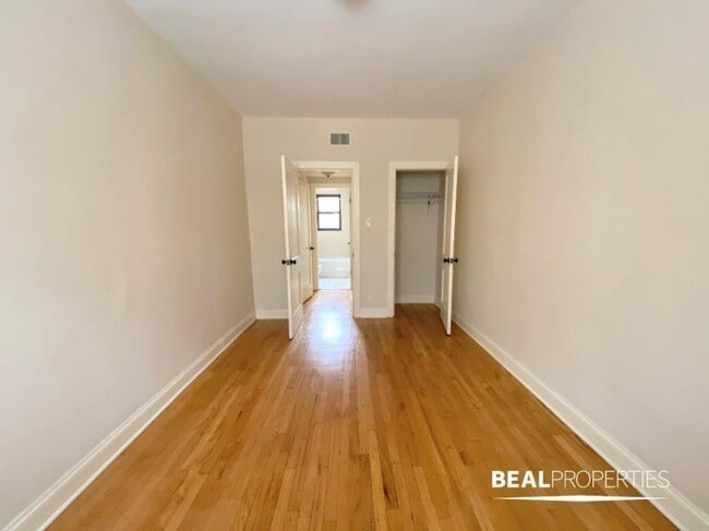 Building Photo - 1 bedroom in CHICAGO IL 60613