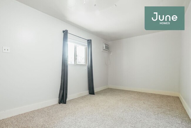 Building Photo - ROOM ONLY in 3-bed/2.5-bath Home