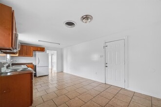 Building Photo - 521 Alford St