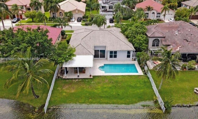 Foto del edificio - 18335 NW 12th St