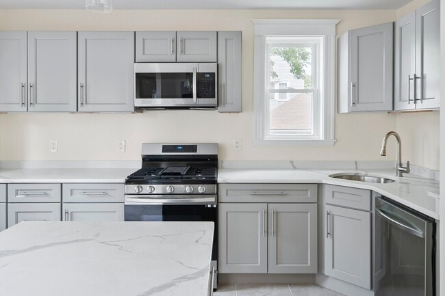 Building Photo - 57 Yale St