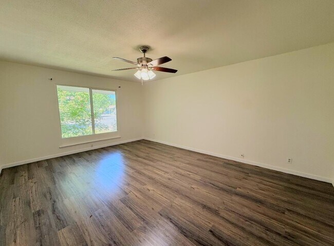 Building Photo - 2972 Bedford Dr