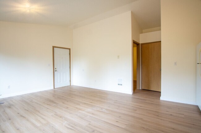 Foto del edificio - FREE RENT: Contemporary One Bedroom w/New Luxury Vinyl Flooring + Vaulted Ceilings!