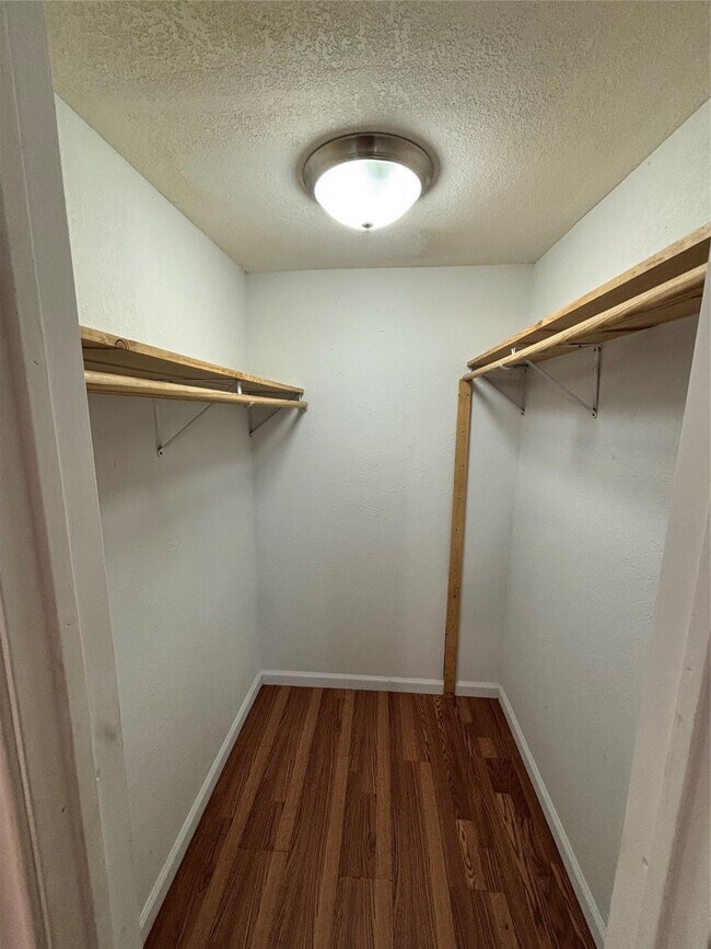 Foto del edificio - 5520 Menard Ave