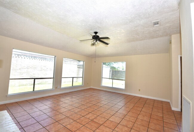 Foto del edificio - 16222 Queensdale Dr