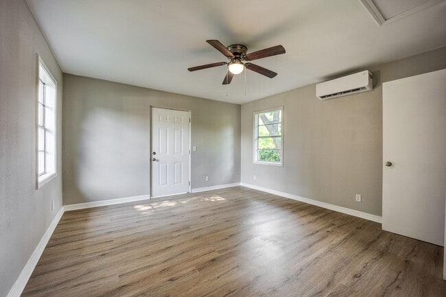 Building Photo - Freshly Updated 2 Bedroom House