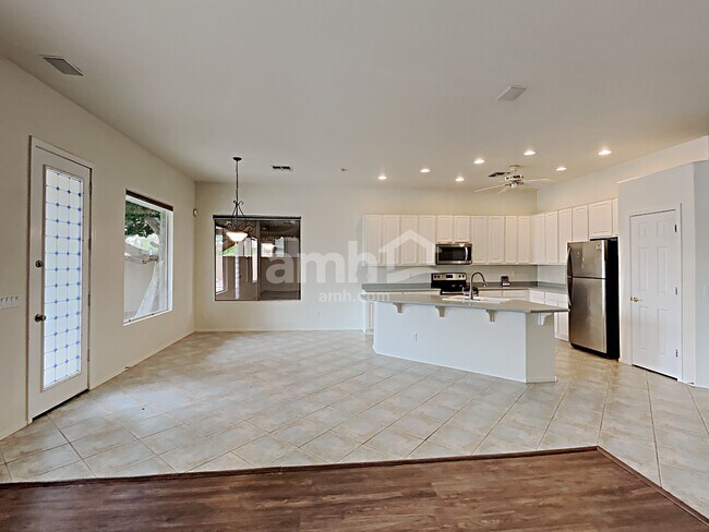 Building Photo - 8027 W Clara Ln