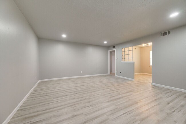 Foto del edificio - 1309 Crown Point Ave