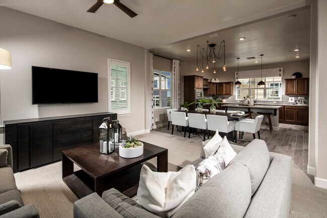 Vista de la cocina y el comedor desde la sala principal - 32 Irby Ranch Dr