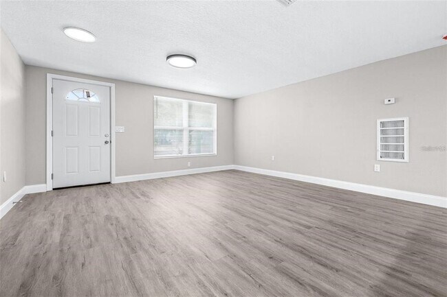 Building Photo - 13926 Helen Ave