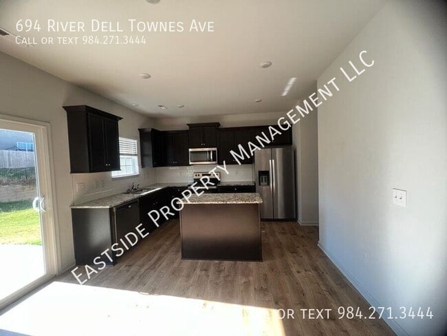 Foto del edificio - 694 River Dell Townes Ave.