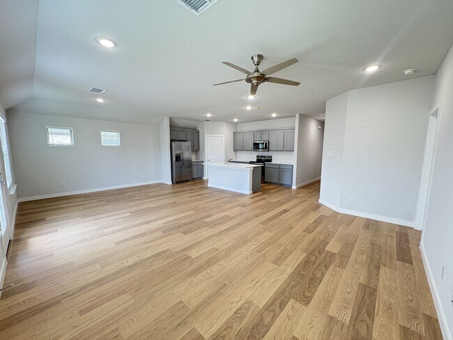 Building Photo - 320 Arcane St