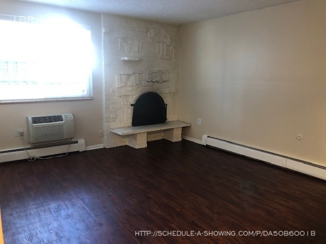 Building Photo - Large 1BR Plus Den in Fantastic Location!
