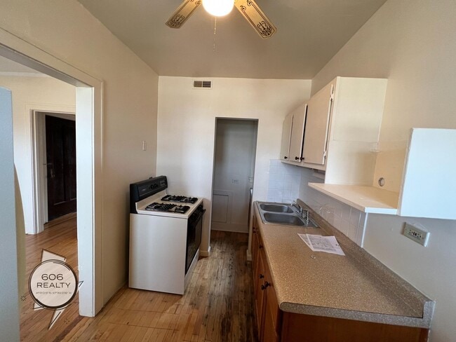 Building Photo - Bright and Sunny Forest Park Apts!