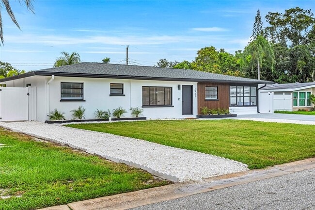 Building Photo - 1921 Fern Ave