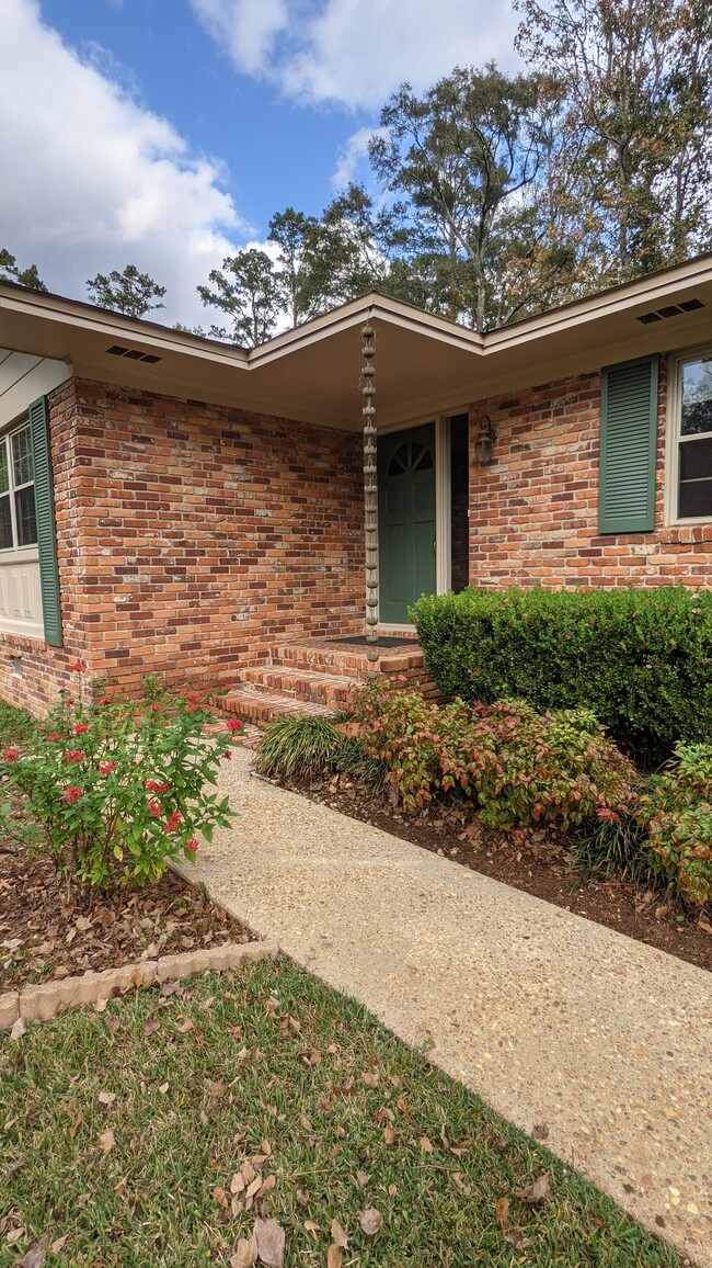 Building Photo - 3211 Brookforest Dr