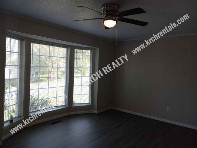 Building Photo - 3-Bedroom Home with Detached Garage