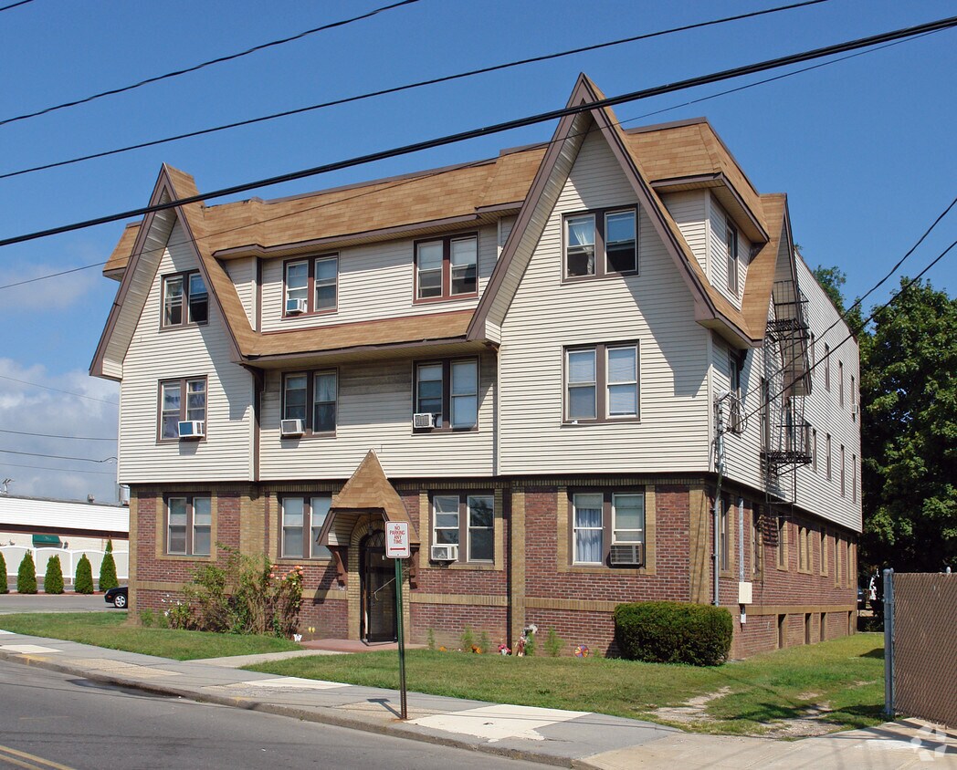35 Railroad Ave, Patchogue, NY 11772 Apartments in Patchogue, NY