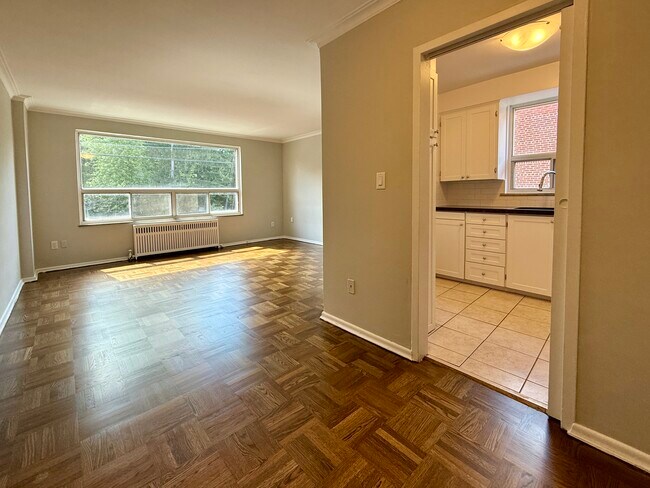 Building Photo - 1295 Bayview Av