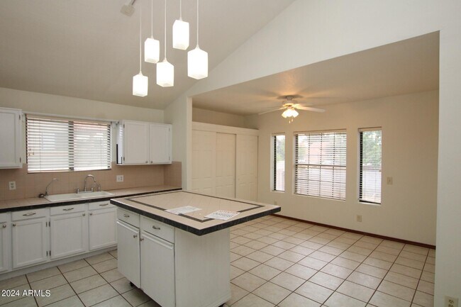 Building Photo - 1225 W Riviera Dr
