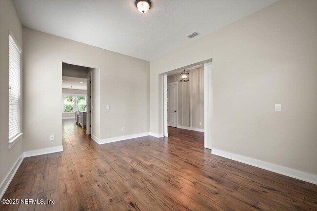 Building Photo - 305 Seahill Dr