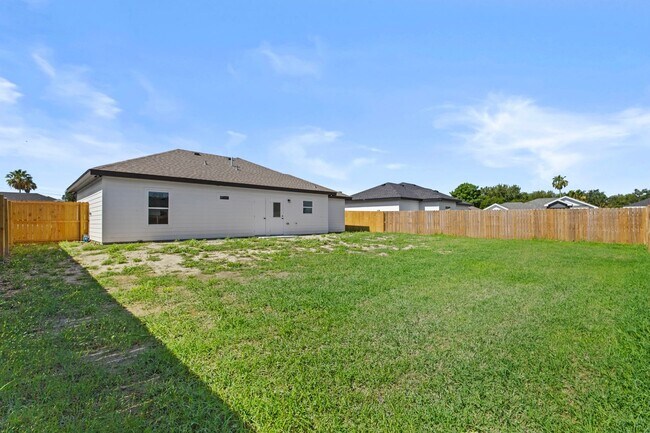Foto del edificio - BRAND NEW 3BD/2BTH/1GAR with a big backyar...
