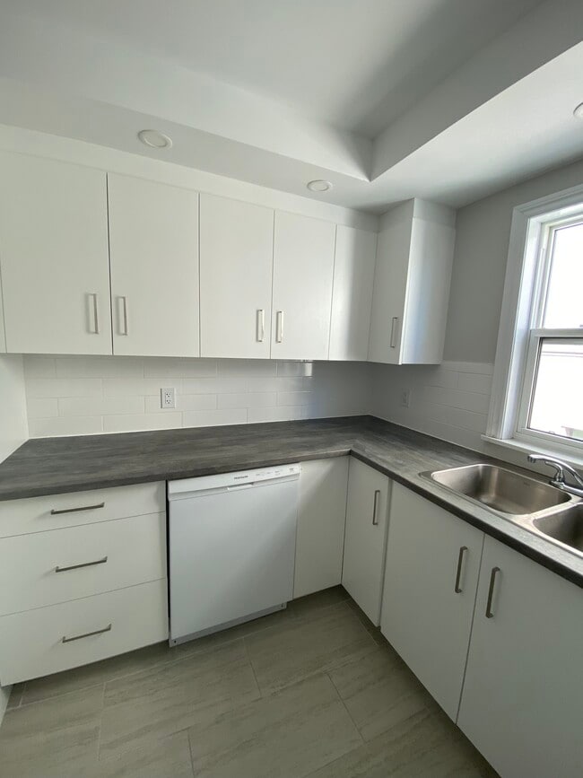 Building Photo - MODERN APARTMENT LIVING IN FAIRVIEW - ONE BEDROOM APARTMENT