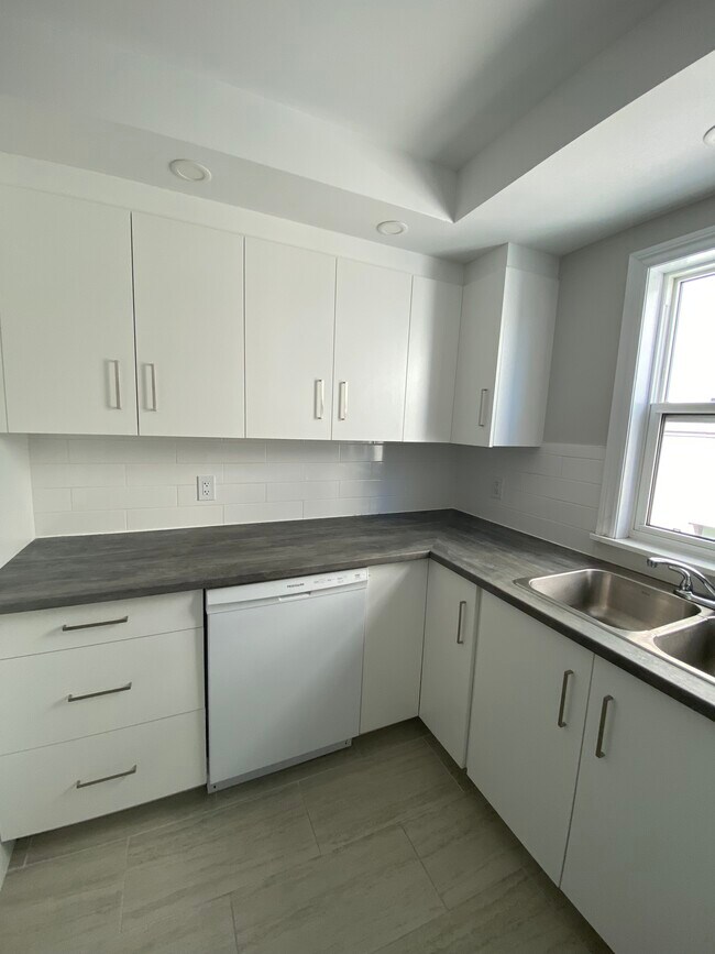 Photo du bâtiment - MODERN APARTMENT LIVING IN FAIRVIEW - ONE BEDROOM APARTMENT