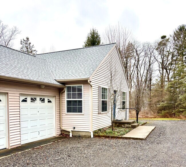 Foto del edificio - 402 Warren Rd