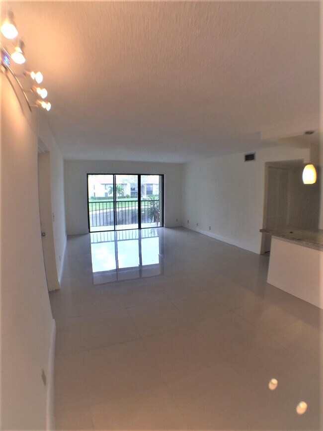 Foto del edificio - 728 Sunny Pine Way