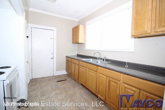 Building Photo - 211 Topeka St