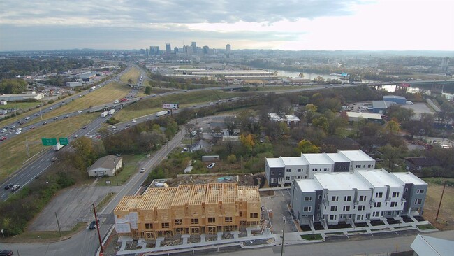 Building Photo - Great condo with skyline view and garage