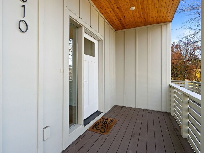 Foto del edificio - 4 bed/3.5 Bath Townhouse in Richmond Neighborhood, SE Portland