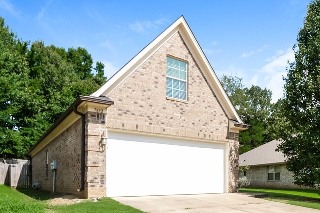 Building Photo - 7852 Ridgedale Dr