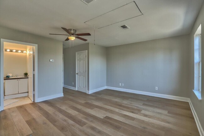 Building Photo - 3979 Four Oaks Blvd