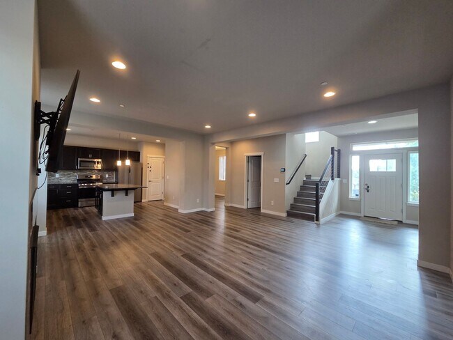 Building Photo - A Gardeners Paradise! Beautiful 4 Bed / 2.5 Bath for Rent near Manette!