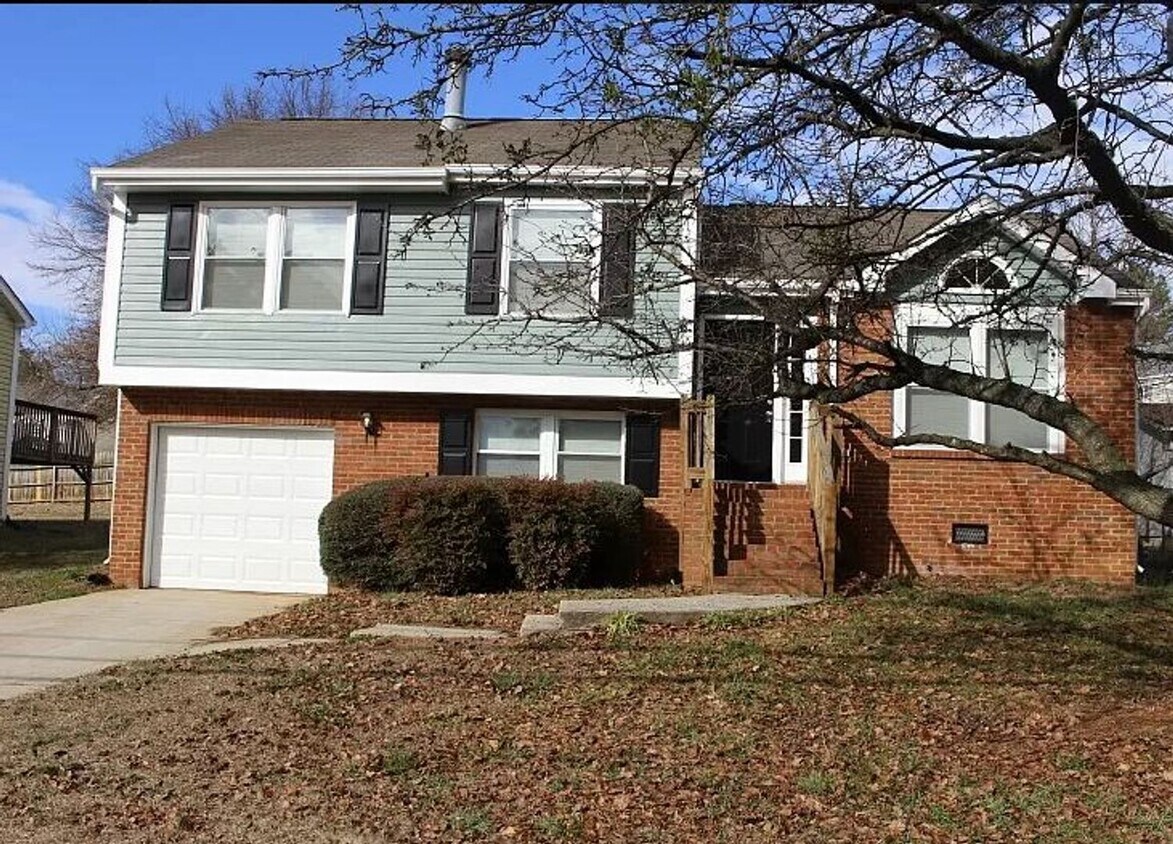 Foto principal - 3 bedrooms / 2.5 baths -Ready Now